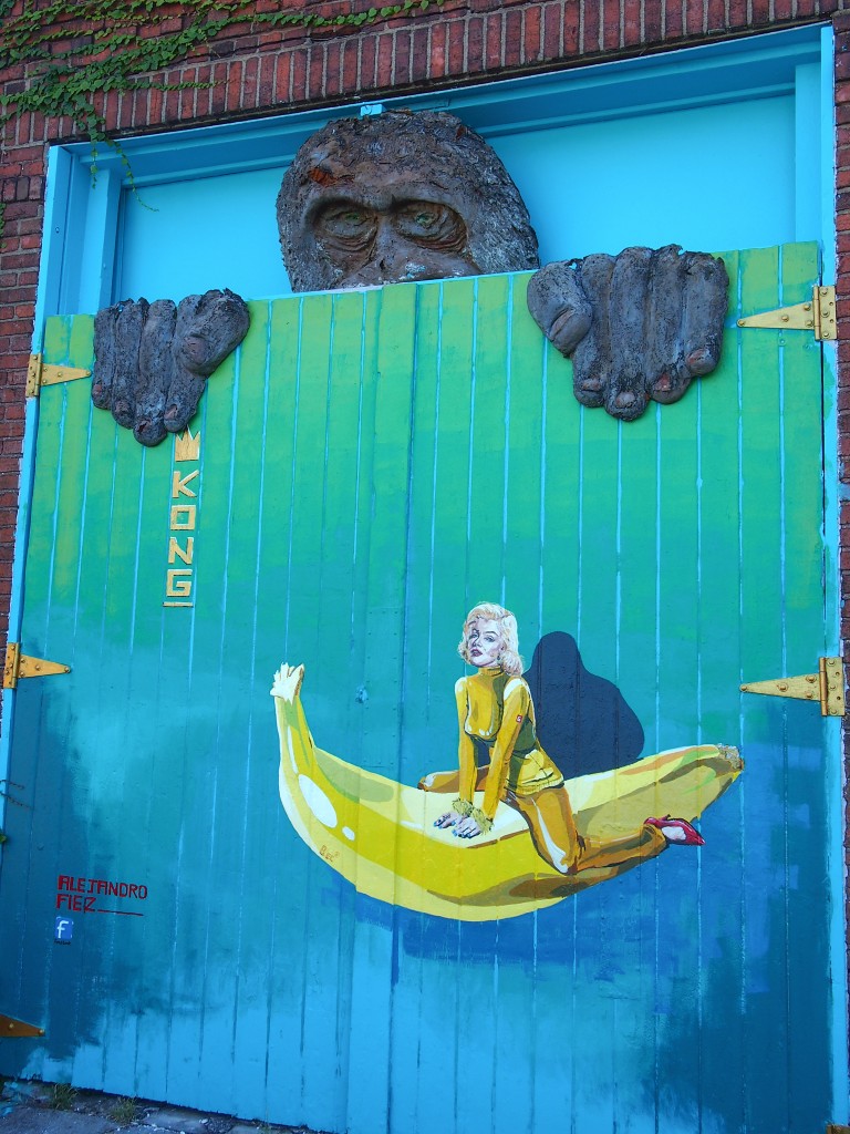 King-Kong over doors with Marily Monroe on a banana